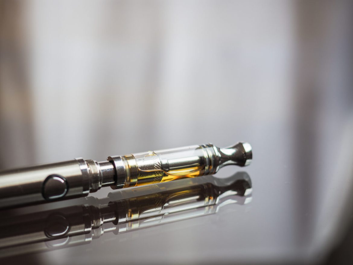 The Guide on Live Resin vs Distillate: Appreciating the Variations